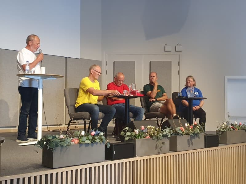 Ben Olaf Tvedt ønsker debattantene velkommen - Kjetil Torp Krf, Arne Lindtveit AP, Arild Flaten Sp og Gunn Olsen H