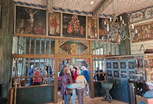 Over korskilleveggen heger 5 malerier hvor Korsfestinga, Moses og Aron er fra gamlekirka. Prekestolen og døpefonten er fra 1600tallet.