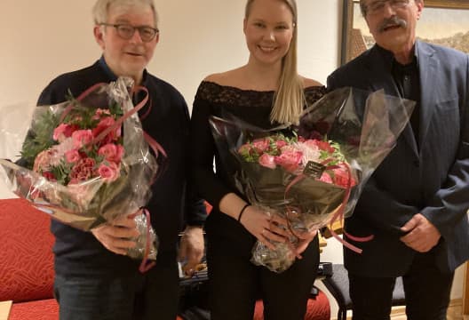 På vegne av Søgne Pensjonistforening 
takker Arild Berge for god 
musikalsk underholdning.  
