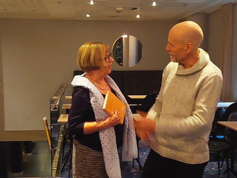 "Han innante" aka Torolf Nordbø deler ut premie til vinneren av musikkquizen