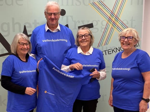 Hilde Ballerie, Anne-Britt Wengen, Sigmund Nylund og Bente Hauge er fire driftige teknologiambassadører som til og med har bidratt til å utvikle en egen skjorte for formålet. (Foto: privat)