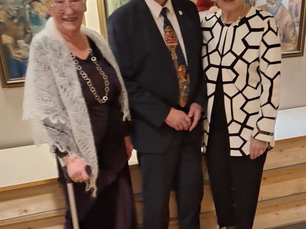 Adolf Karlsen  med Pensjonistforbundets  hedersmerke, flankert av tidligere leder for Tromsø Pensjonistforeneing, Ragna Kjær Monsen til venstre og nåverede leder, Irene Valstad Simonsen.