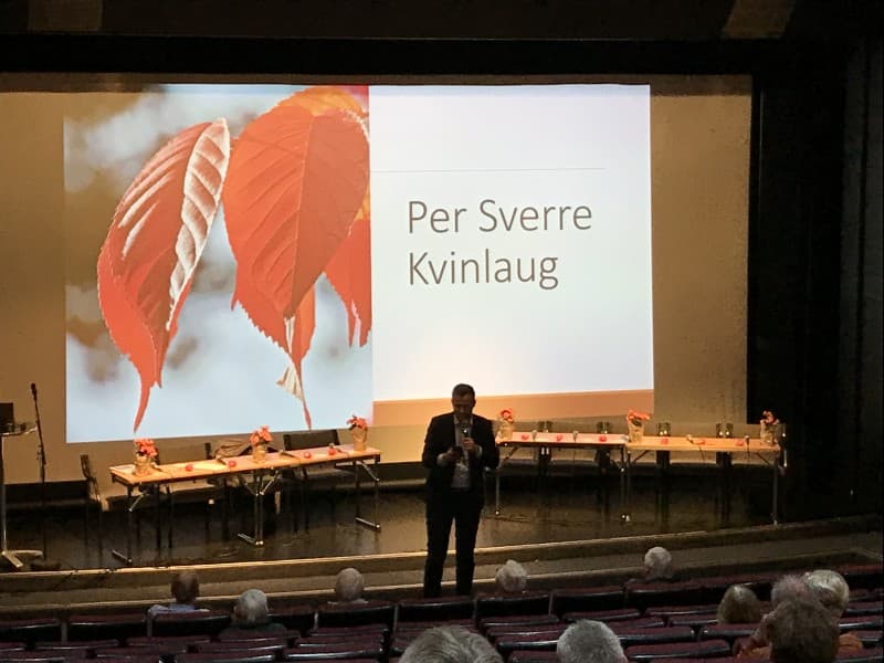 Ordfører Per Sverre Kvinlaug orienterte om kommunens planer og ledet an i to fellesanger
