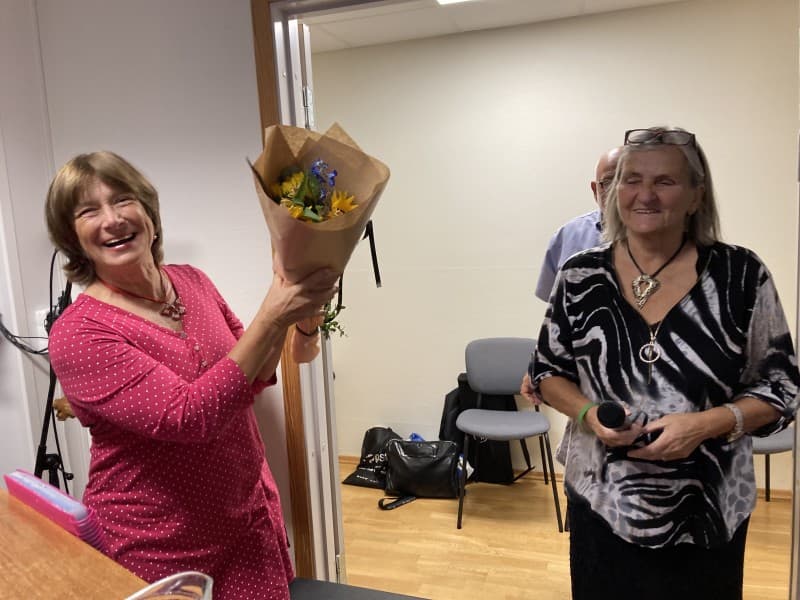 Organist Nina Irslinger fikk blomster av  Reidun Westergren,  medlem av Søgne pensjonistforening. 