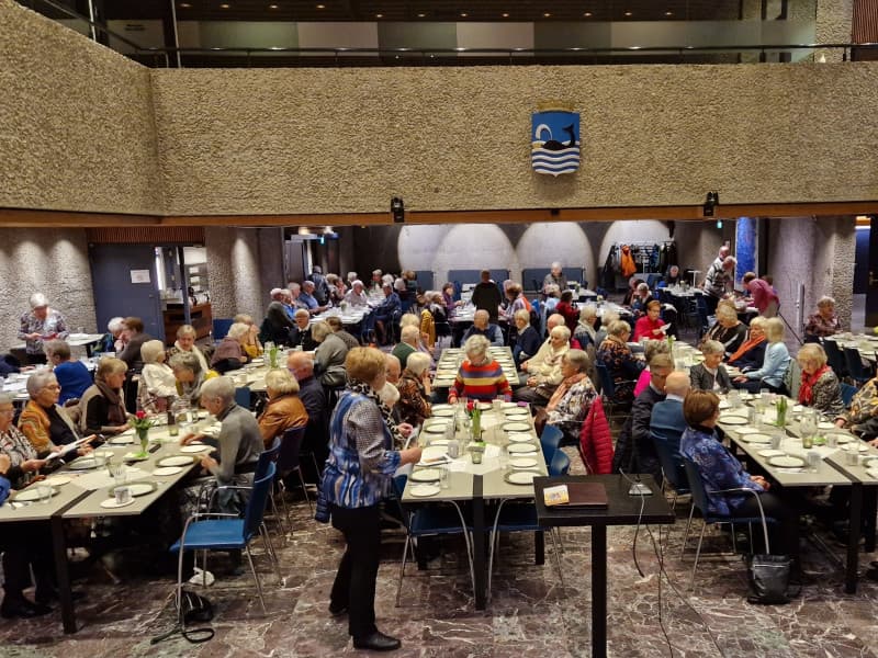 137 medlemmer benker seg i Rådhussalen, klar for middagsservering