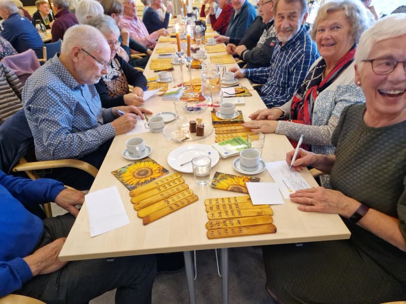 Kulepennene gikk tørre.  Mange nye ønsket medlemskap i Pensjonistforbundet Bømlo på møtet, som for første gang var lagt til Moster
