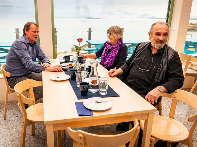 Vega Pensjonistforening har 61 medlemmer. F.v. Vega-ordfører André Møller (Ap), Vega Pensjonistforenings leder Einar Moen og kasserer Liv Laksholm. (Foto: Tore Fjeld)