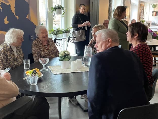Forbundsleder Jan Davidsen og helseminister Ingvild Kjerkol (bak) i samtale med beboere i Pastor Fangens vei 22. (Foto: Anne Hanshus)