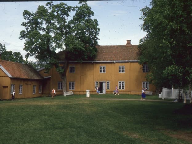 Stenberg på Østre Toten er en amtsmanngård som viser byggeskikk og sosiale forhold på 1800-tallet. Stedet er bevart - helt uendret - fra da den tiden, og er i dag et populært friluftsmuseum.