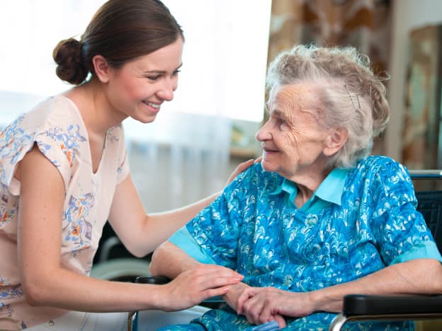 Kvaliteten og omfanget på helse- og omsorgstjenestene vil være avgjørende for eldre kvinners helse i årene fremover.  (Illustrasjonsfoto: iStock)