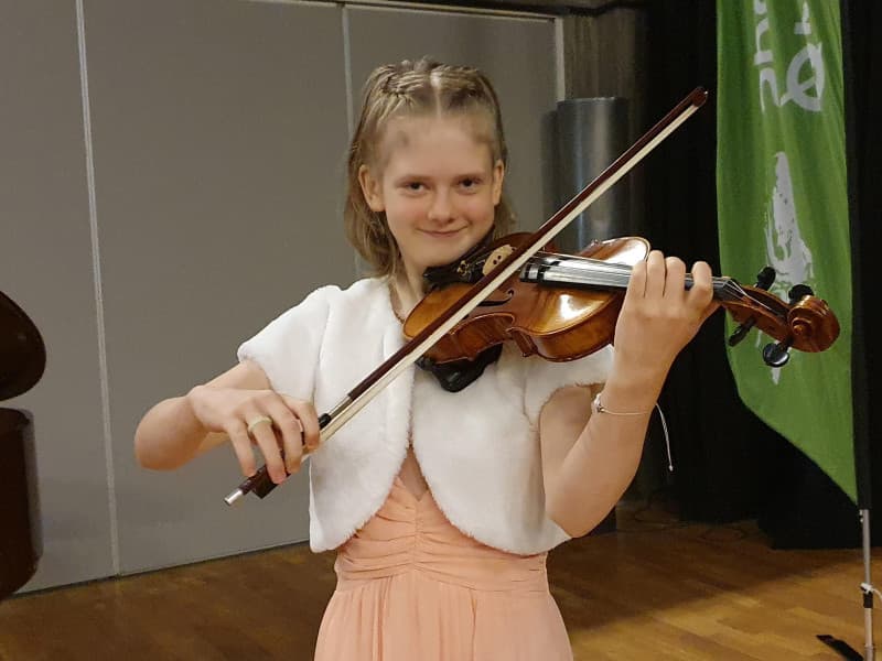 Lill Szeflinski, 13 år, opnar festen med meisterleg spel på fiolin