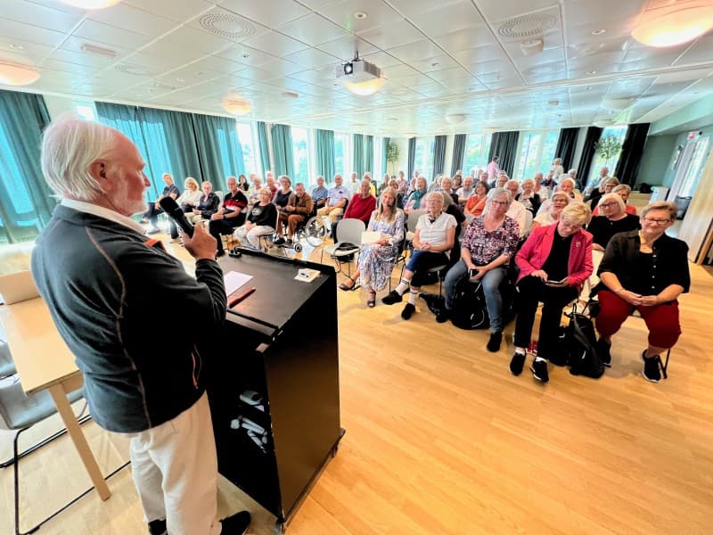 Styreleder Sigmund Kristoffersen ønsket velkommen før ordet ble gitt til ordfører i Asker, Lene Conradi.  Foto: John Granly