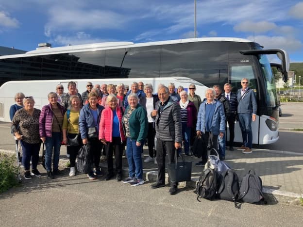 Fornøyde pensjonister ved avreise fra Sortland