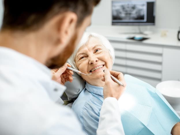 Tannhelsen henger sammen med resten av helsen. Pensjonistforbundet vil at det offentlige skal dekke munn- og tannbehandling for eldre.
(Illustrasjonsfoto: iStock)