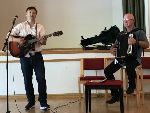 Bernt Fylling og Knut Olav Skrove underheldt med sang og musikk. 