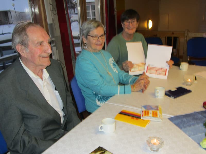 Styre i Pensjonistforening Samhold, Arne G. Andresen, Ragnhild Krokmo og leder Astrid Haugli med gavesjekker