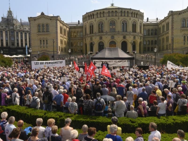Pensjonistene fylte opp Eidsvolls plass, deler av Karl Johan og området helt ned til Spikersuppa, under Pensjonistforbundets demonstrasjon foran Stortinget 6. juni. (Foto: Nils J. Maudal)