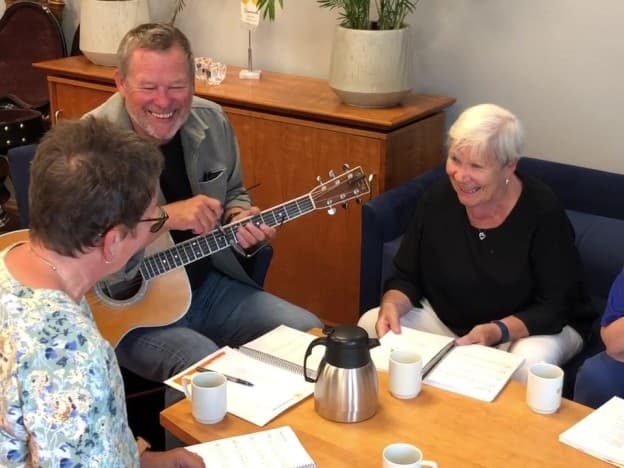 God stemning når Pensjonistforbundets «Jukebok» testes ut av sangglade Berit Eliassen (f.v.), Jan Øyvind Helgesen og Eirin Faldet. Utenfor bildekanten sitter forøvrig Jorunn Thorsen.
