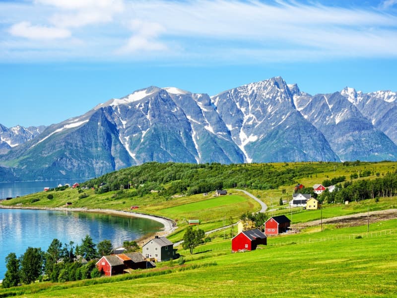 Lyngen i Troms (bildet) er eksempel på en distriktskommune hvor de eldre kan ha nytte av en stimuleringsordning for boligmarkedet i distriktene.  (Illustrasjonsfoto: iStock)