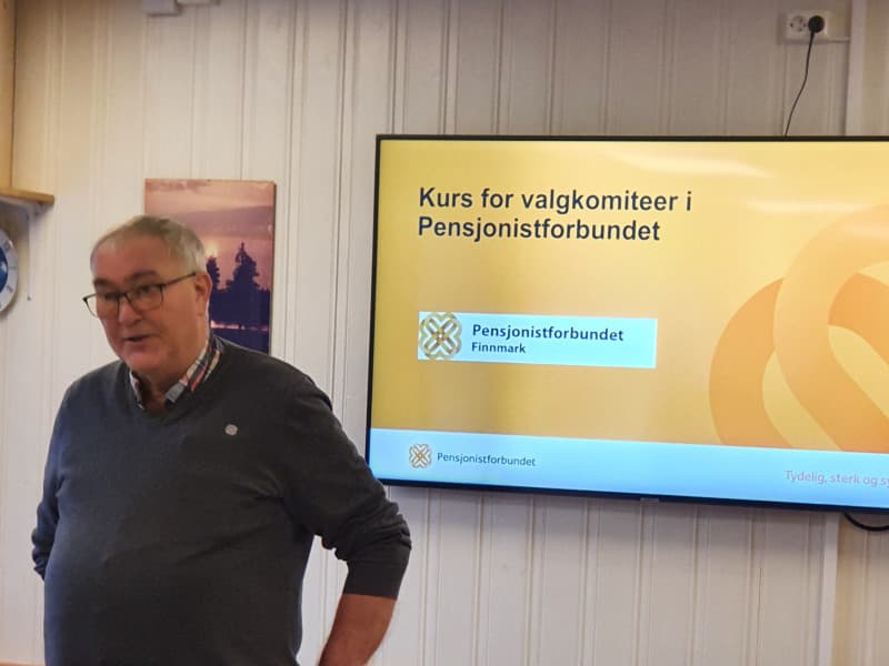 Leder i Kirkenes pensjonistforening, Nils-Edvard Olsen ønsket deltakerne velkommen til Pensjonisten (pensjonisthuset) som eies av foreningen i Kirkenes. Han fortalte også historiene om huset.
