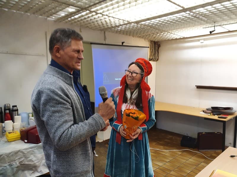Leder i Karasjok pensjonistforening Hagbart Grønmo takket Asta Mitkija Balto for interessant foredrag med å overrekke blomster til henne.
