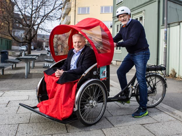Forbundsleder Jan Davidsen og redaktør Trond H. Nedrebø skal på vegne av Pensjonistforbundet henholdsvis avslutte og starte Sykkelturen 2022. (Foto: Johnny Syversen)
