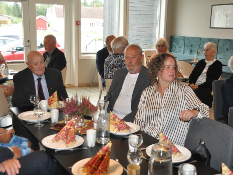 Kristine Simonstad fra Frivilligsentralen sitter er ved siden av Benn Olaf Tvedt (kasserer). 
