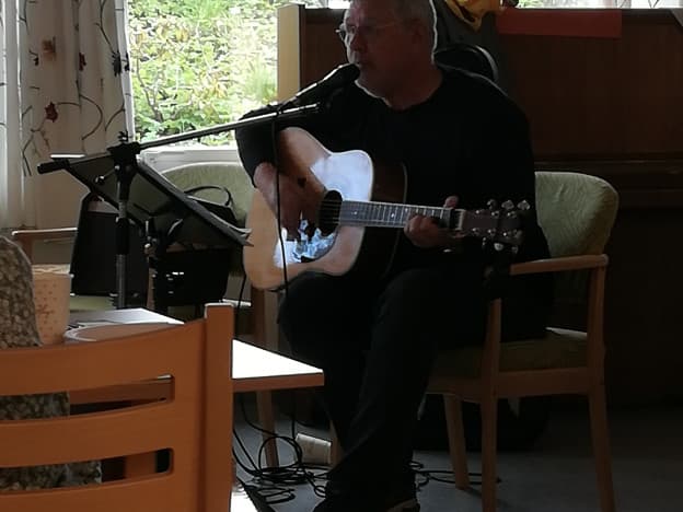 John Kinn med gitaren, foto... oh