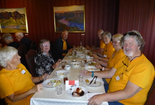 Aktivitetsledere og komite kledd i gule skjorter