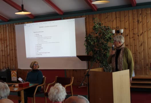 Leiar Turunn Enstad opnar møtet, og kasserar Grete Marry Brøste styrer dokumentframvisinga.