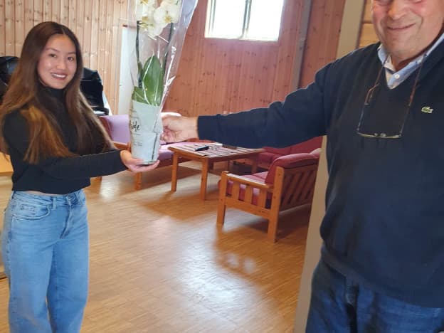 Kommuneoverlege Iris Tuancersang får blomst etter at hun deltok på møtet vårt :-)