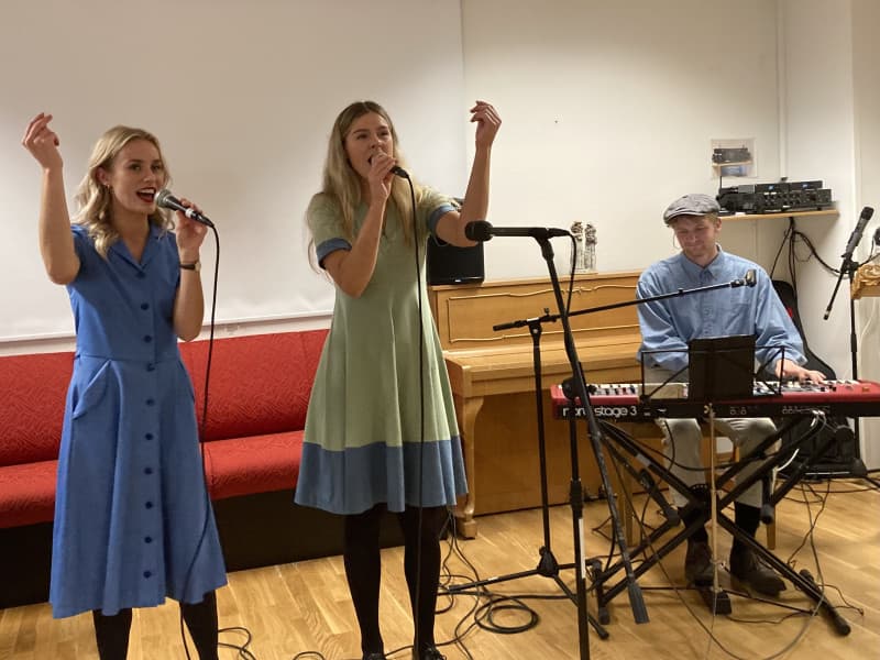 "Blåveispikene" Johanna Winter og Elisabeth Krohn-Hansen gav sang og glede sammen med  Herman Gautefall Olsson, på keyboard.  