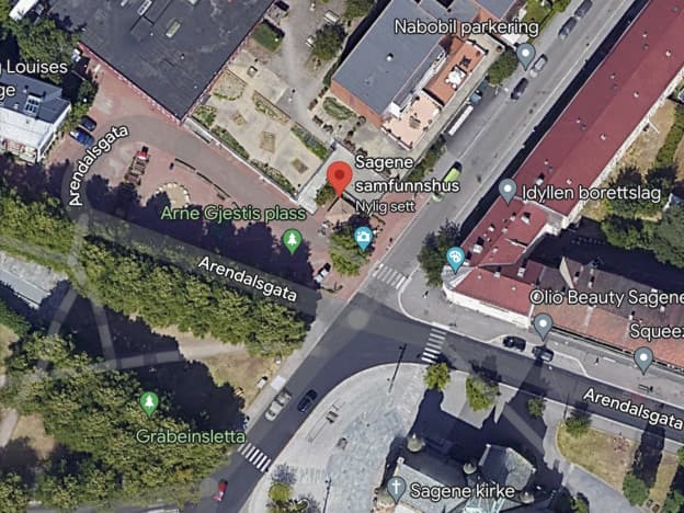 Sagene samfunnshus ligger tvers overfor Sagene kirke. Adressen er Kristiansands gate 2. 