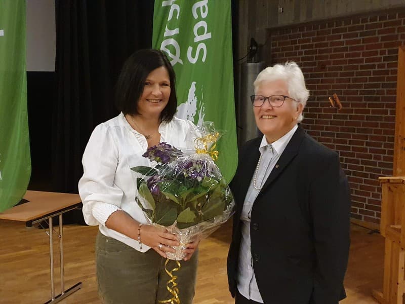 Helga Kristin Sylte frå, Ørskog sparebank, får blomster av Grethe Leikny