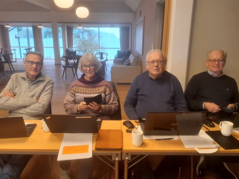Solveig Nordkvist på regionsamling i Lyngdal den 19. oktober (ho hadde ikkje høve til å delta på Byglandsfjord), her flankert av styremedlemene i Marnardal pensjonistforening.