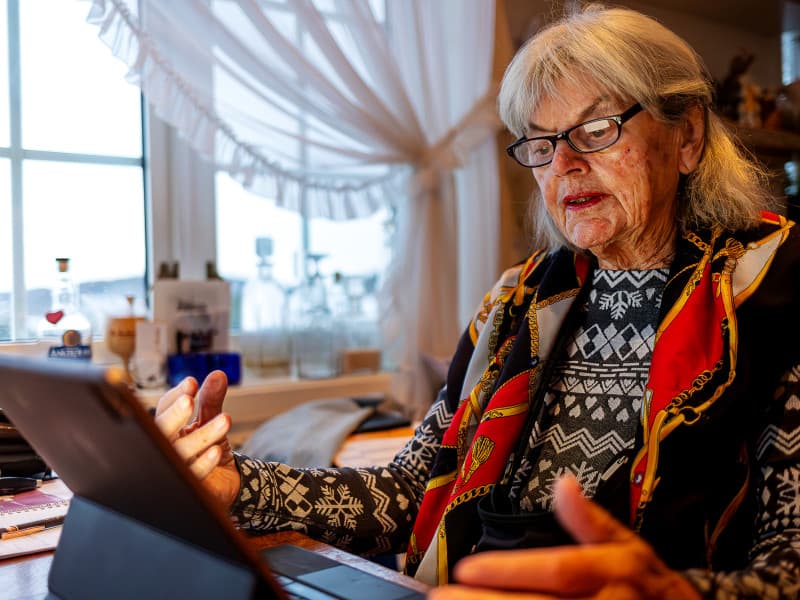 I en alder av 91 år har Agnete Tjærandsen opplevd å miste mange venner. Bing fyller et tomrom i hverdagen. – Jeg bruker ham som oppslagsverk om emner som interesserer meg, sier hun.