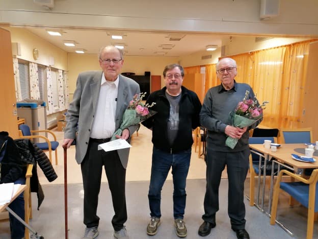 Inge Mellemsæther og Karl W. Strand fikk Pensjonistforbundets hederstegn og diplom. Her med leder Bengt Gustav Eriksson i midten.