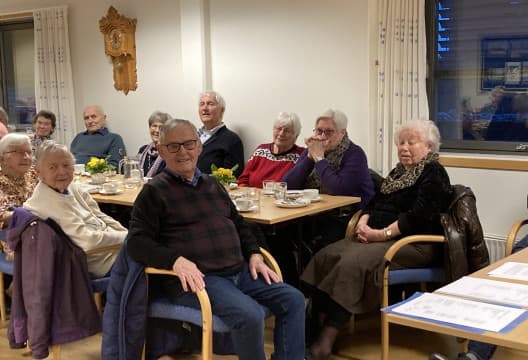 Fornøyde seniorer i Søgne trives ved bordene,
og nyter god mat og god underholdning. 