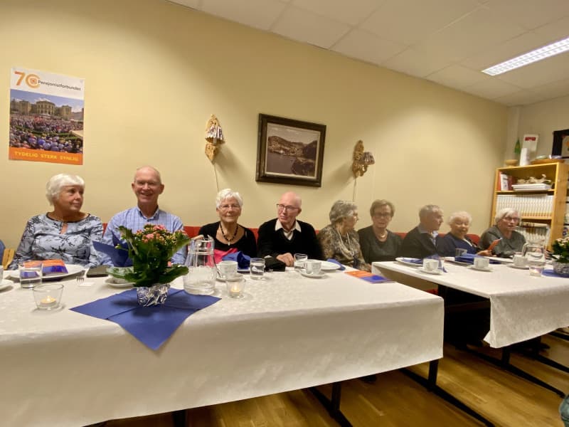 Komiteen i Søgne pensjonist forening har  forberedt kvelden godt,  langbord med hvite duker 
og blomster tar imot festkledde gjester.  Foto: Anne Lise Riseng. 