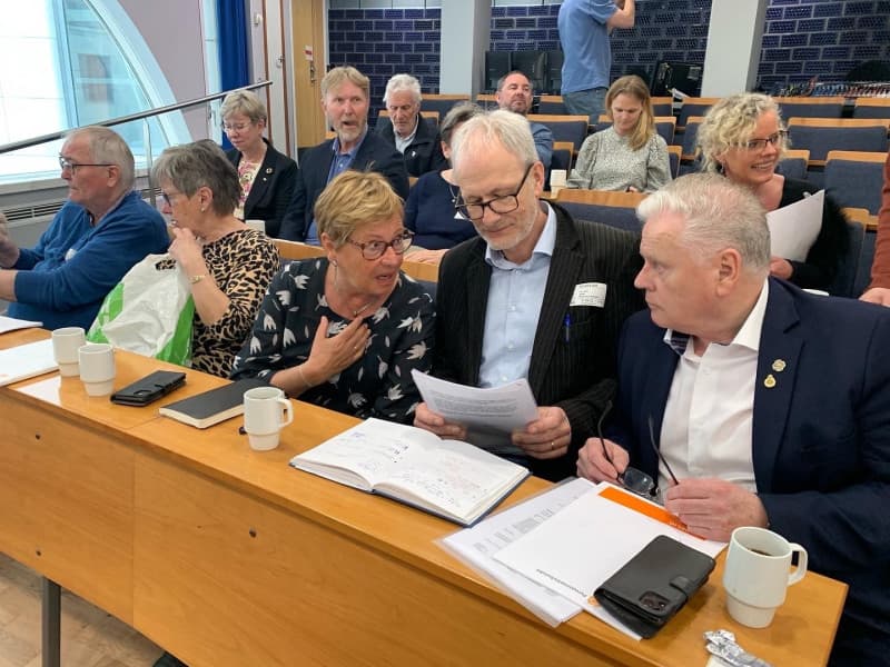Flere fra Pensjonistforbundets sentralstyre og ansatte i administrasjonen var til stede i møtet med statsråden. (Foto: Bjørg Karin Buttedahl)