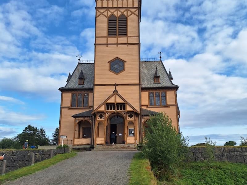 På turen besøkte vi selvfølgelig Nord-Norges største trekirke, Lofotkatedralen  i Kabelvåg som rommer en kirkelyd på 
1200 personer. 