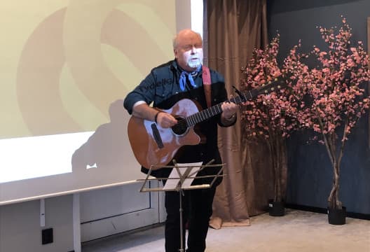Gitarspill og sang v/Ole Kristian Pettersen