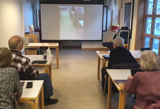 Kurs deltakerne i Hammerfest følger med på storskjerm (foto Yngve Thommesen)