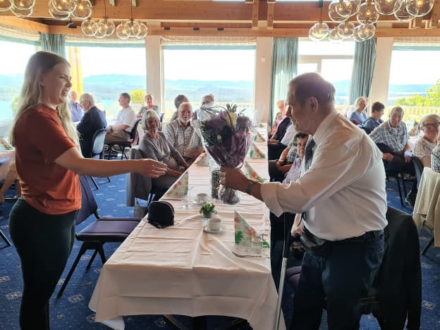 Ordførar i Alver, Sara H. Sekkingstad, får blomster frå Kåre Bastesen som sjølv vart heidra etter åra som leiar
