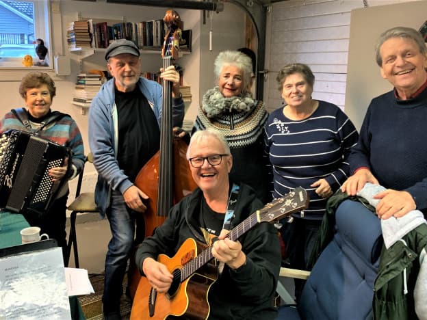 UNDERHOLDNING: Musikk- og sanggruppa Schlagermix fra Grenland står for den musikalske underholdningen