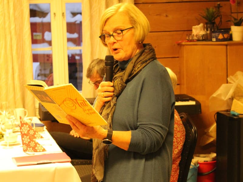 Grete Marry Brøste las Gåmål jul på Lesja av Audun Høgbrenna.