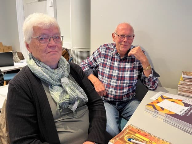 Gjertrud Vestøl og Alf Fjeldstad, to luringer i styret i Gjerstad pensjonistforening, koste seg på samlinga i Arendal, der det ble delt ut rykende ferske sangbøker til pensjonistforeningene, samt digitale opplæringshefter til lokallagsstyrene.