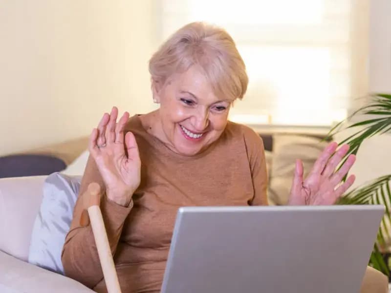 Pensjonistforbundet Østfold ønsker at dette er slik fremtiden vil se ut; en fornøyd bruker av digitalt verktøy!  (Illustrasjonsfoto: iStock)
