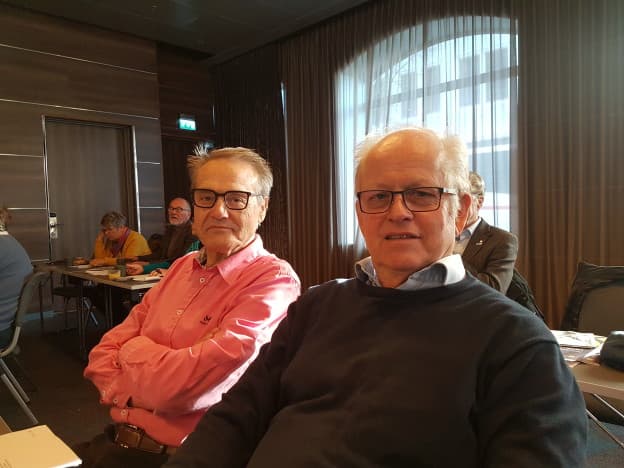 Alf Magnus Nilsen (tv) og Tor Harald Bue sitter langt bak, men godt på dagens ledermøte på Ernst hotell.
