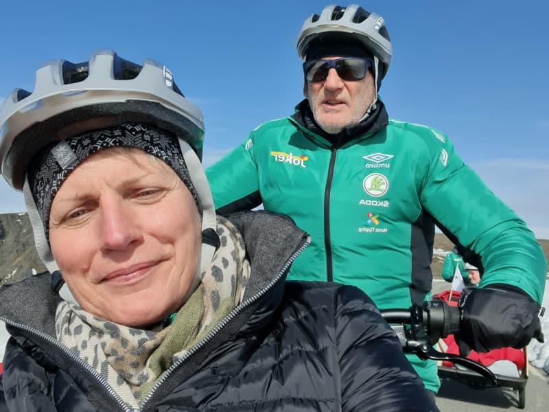 - Vi er i gang. Trond Nedrebø sykler og Grethe Fladmark sitter på.
